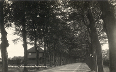 12211 Gezicht in de Nieuwe Veenendaalseweg te Rhenen, met links het pension Berg en Dal (Nieuwe Veenendaalseweg 234).